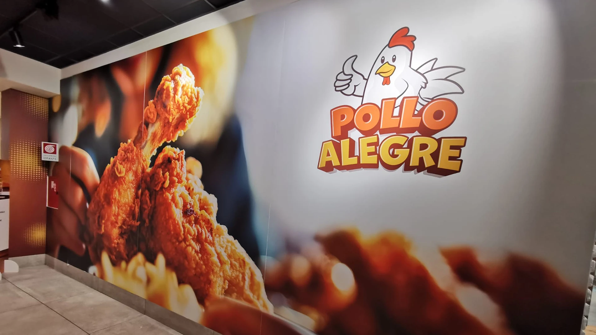Wall branding con grafica visiva per ristoranti Pollo Alegre