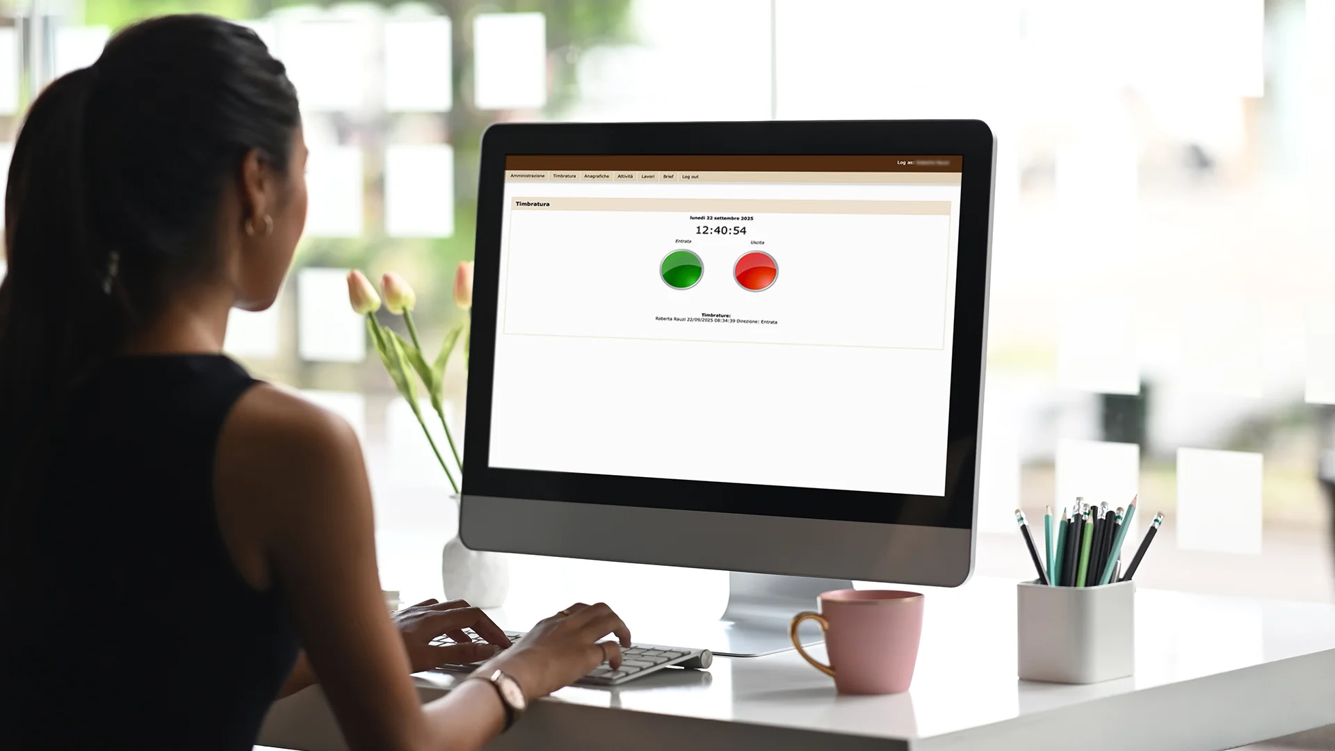 Utente utilizza la webapp TimeSheet per monitorare ore e progetti